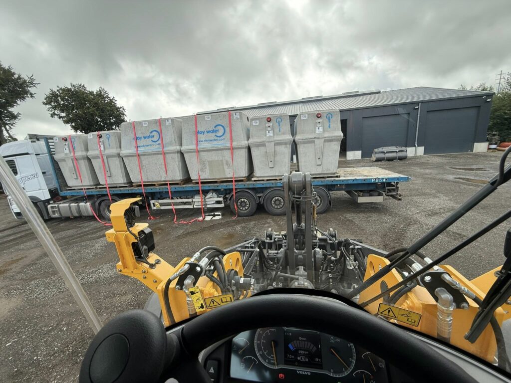 Aménagements extérieurs à Waimes avec chargement et transport de blocs en béton à l’aide d’un engin de chantier